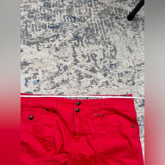 Red shorts - Picture 5 of 5